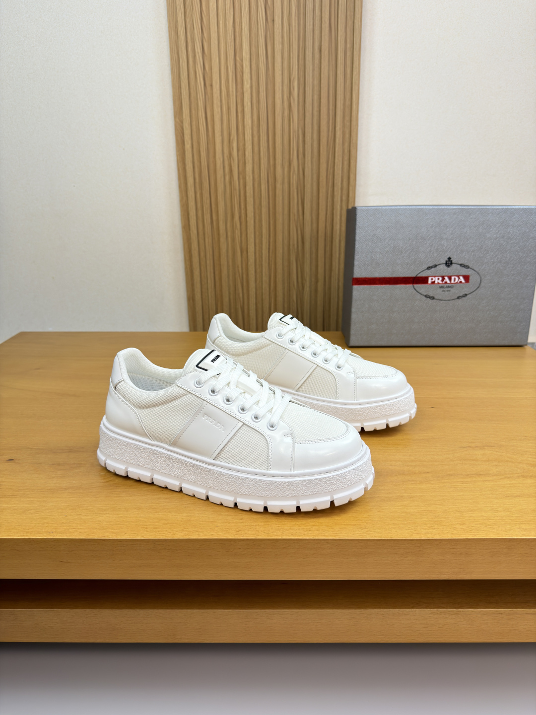 프라다(Prada) 폴리시드 카프스킨 & 캔버스 스니커즈 신발