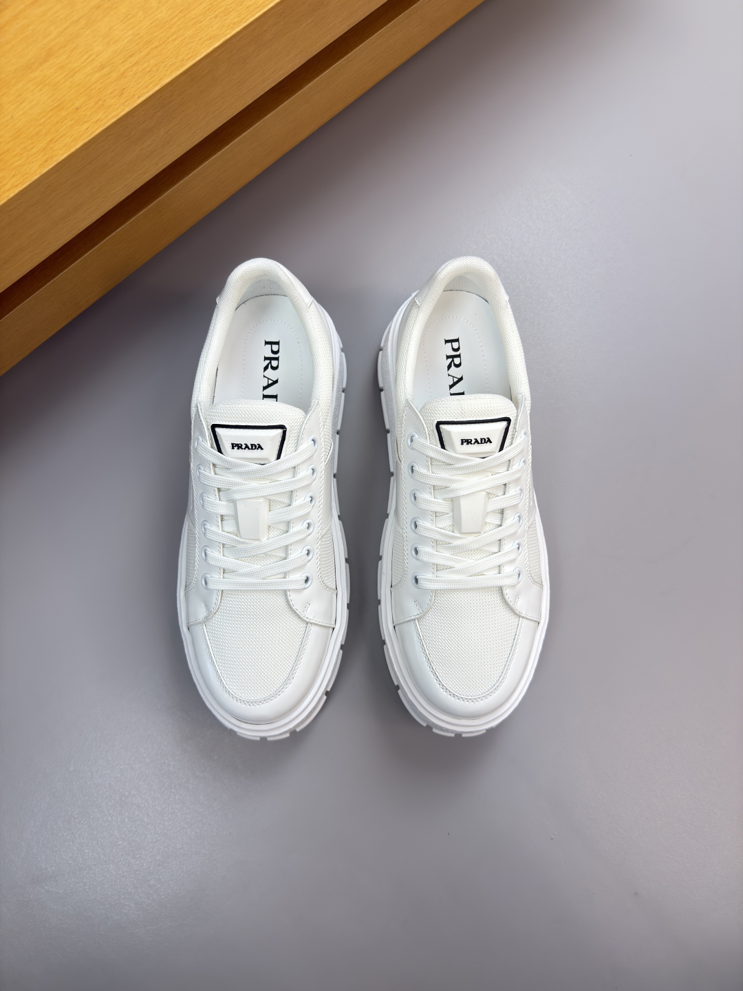 프라다(Prada) 폴리시드 카프스킨 & 캔버스 스니커즈 신발