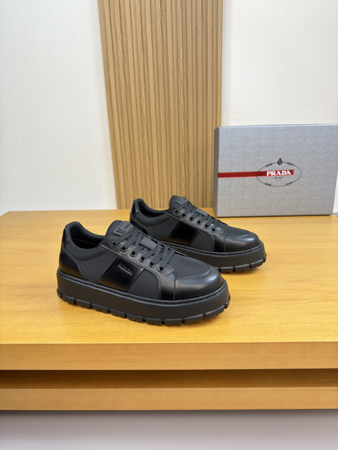 프라다(Prada) 폴리시드 카프스킨 & 캔버스 스니커즈 신발