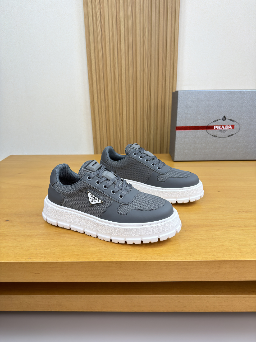 프라다(Prada) 실크 카프스킨 & 메탈 버클 스니커즈 신발