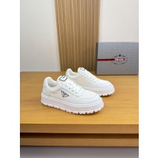 프라다(Prada) 실크 카프스킨 & 메탈 버클 스니커즈 신발