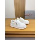 프라다(Prada) 실크 카프스킨 & 메탈 버클 스니커즈 신발