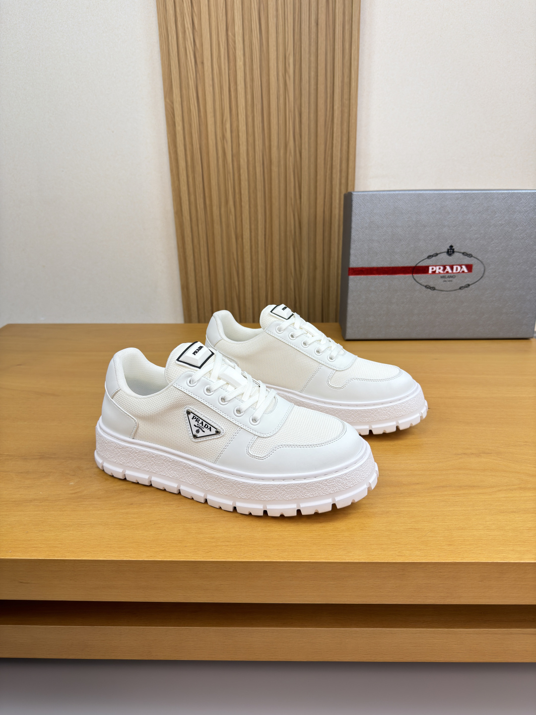 프라다(Prada) 실크 카프스킨 & 메탈 버클 스니커즈 신발