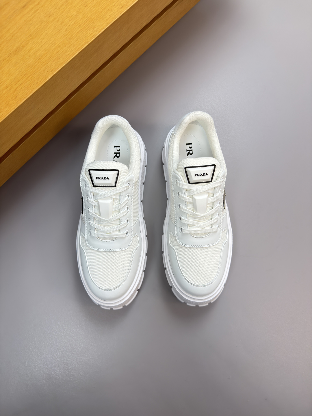 프라다(Prada) 실크 카프스킨 & 메탈 버클 스니커즈 신발