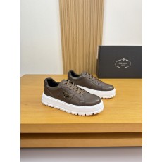 프라다(Prada) 나파 카프스킨 & 메탈 로고 스니커즈 신발