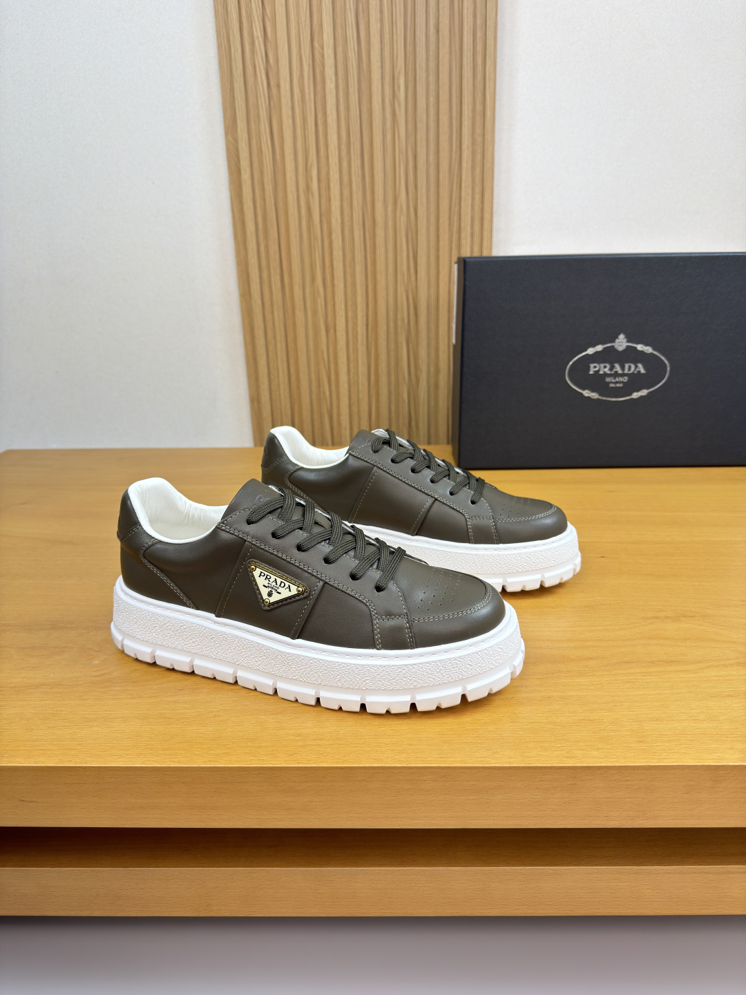 프라다(Prada) 나파 카프스킨 & 메탈 로고 스니커즈 신발