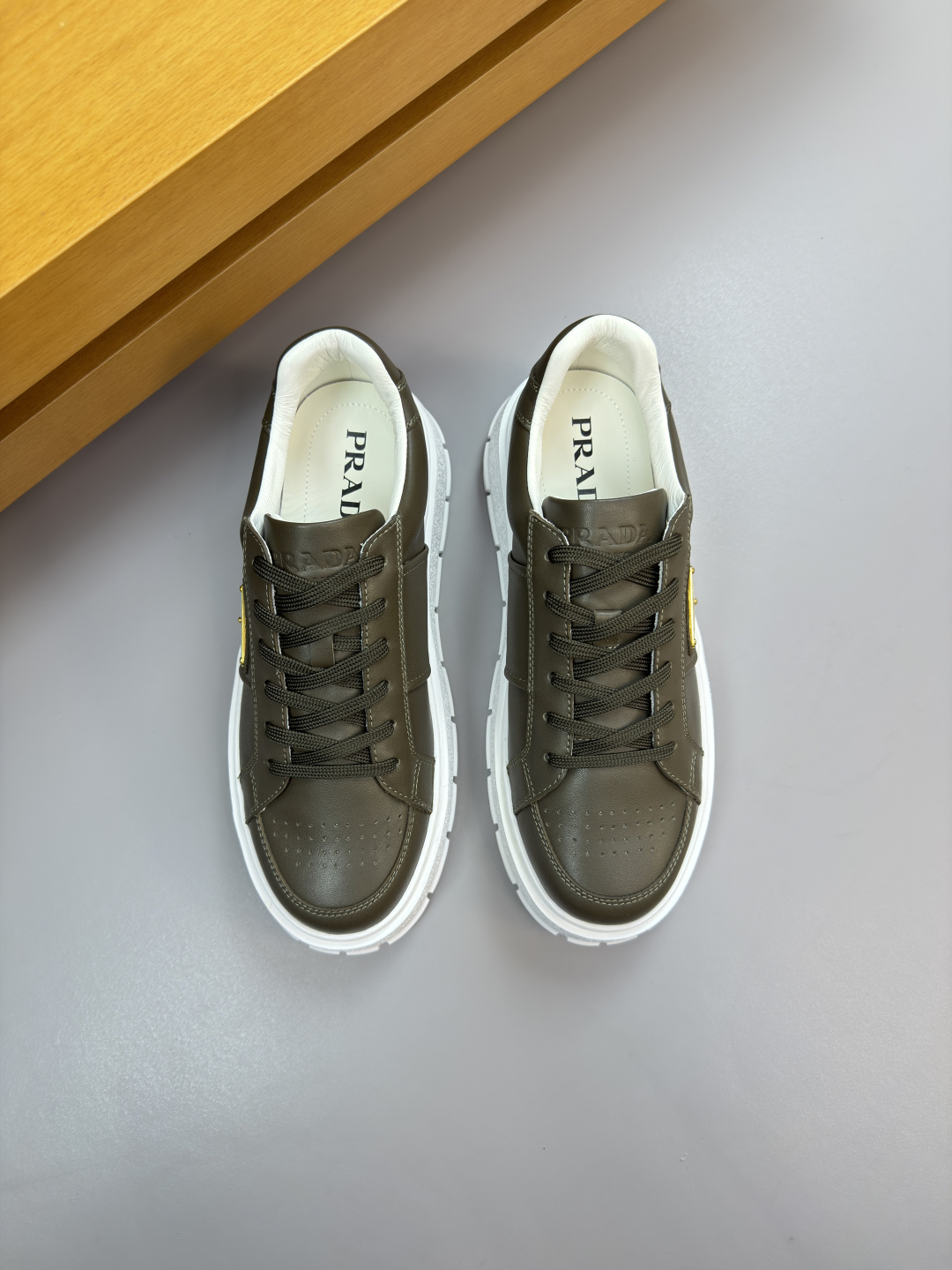 프라다(Prada) 나파 카프스킨 & 메탈 로고 스니커즈 신발