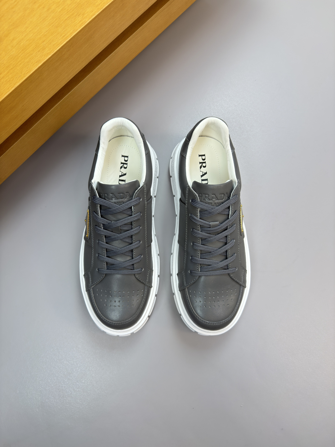 프라다(Prada) 나파 카프스킨 & 메탈 로고 스니커즈 신발