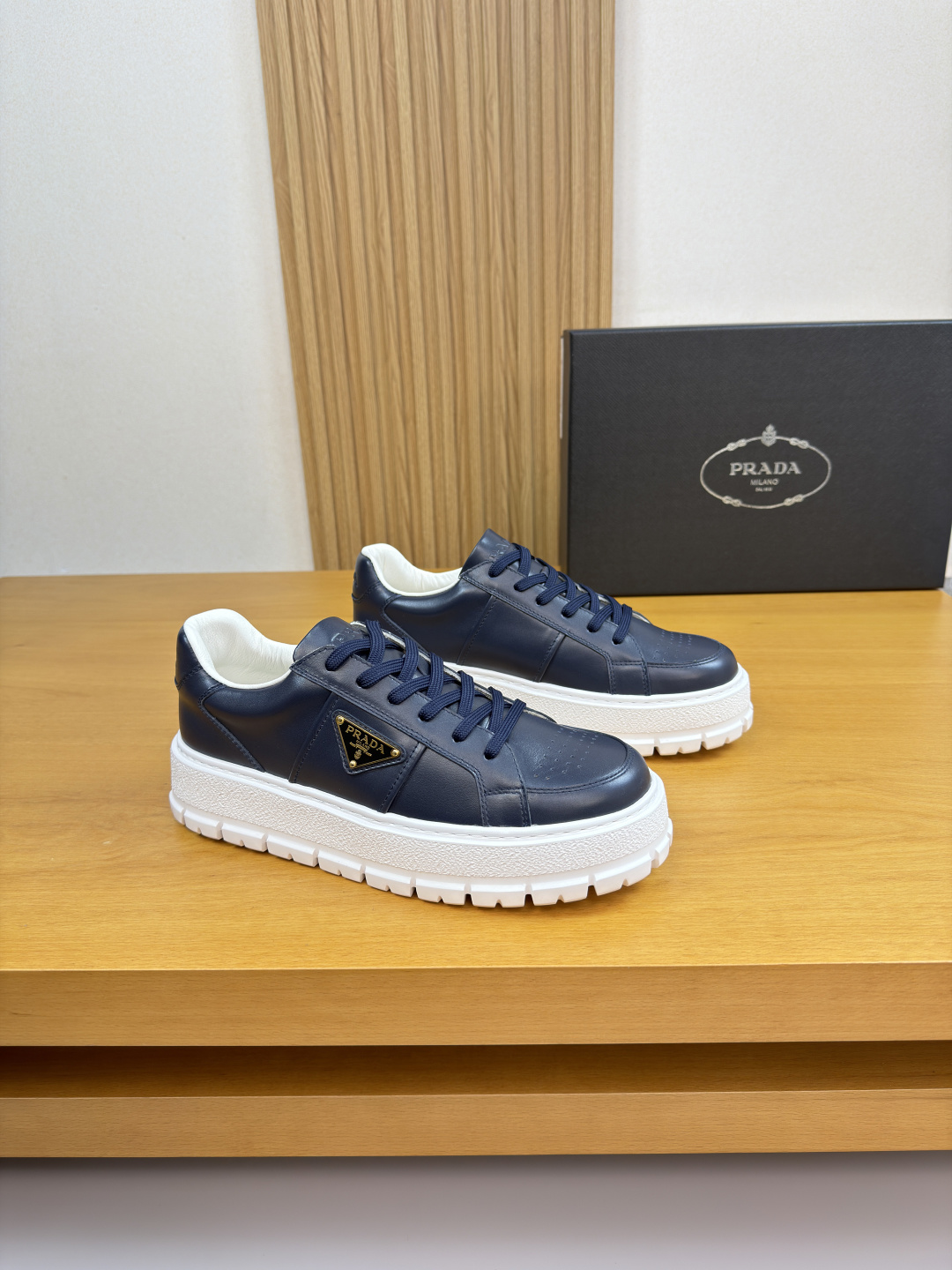 프라다(Prada) 나파 카프스킨 & 메탈 로고 스니커즈 신발