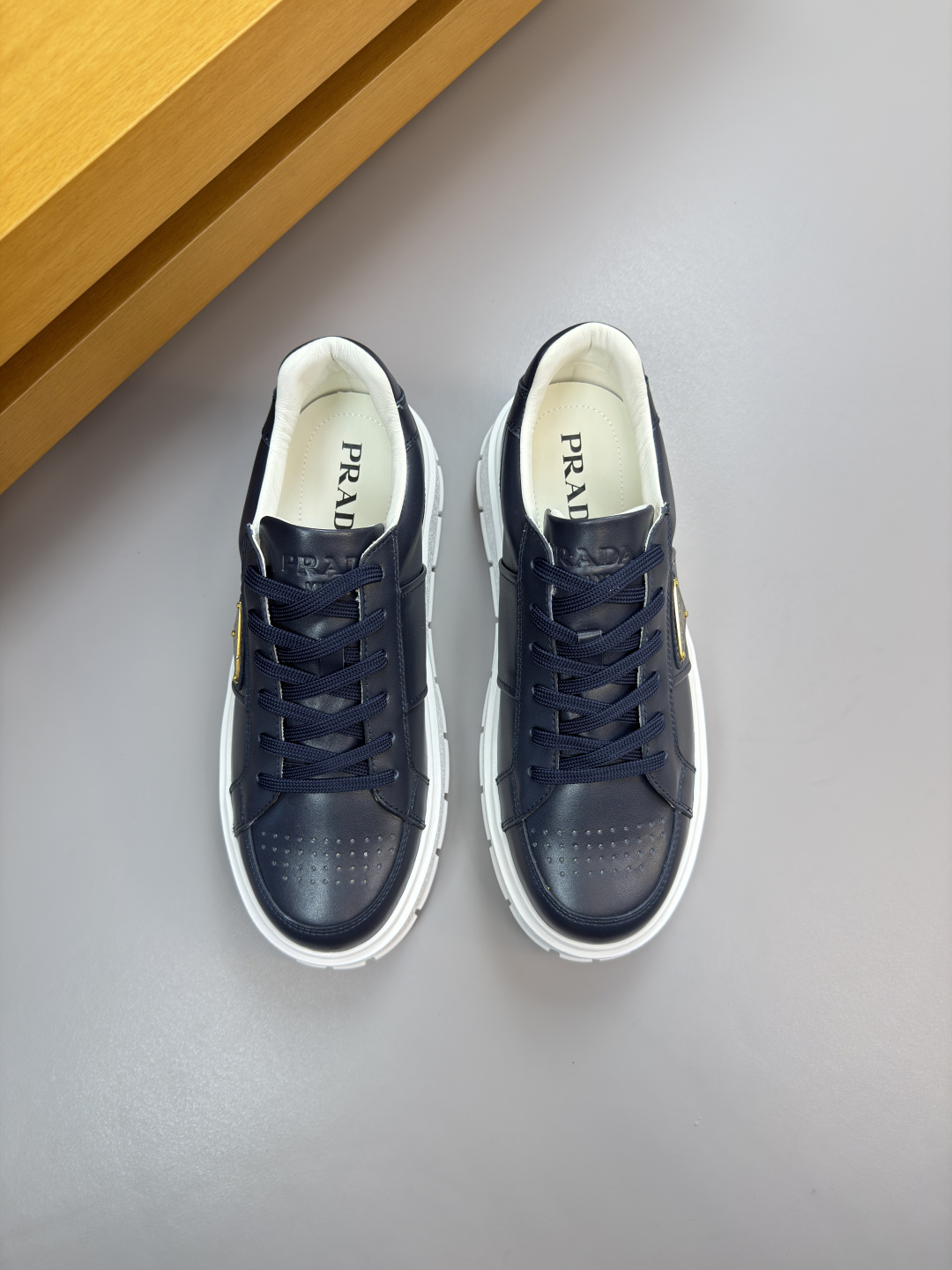 프라다(Prada) 나파 카프스킨 & 메탈 로고 스니커즈 신발