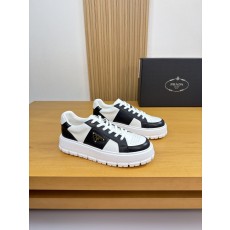 프라다(Prada) 나파 카프스킨 & 메탈 로고 스니커즈 신발