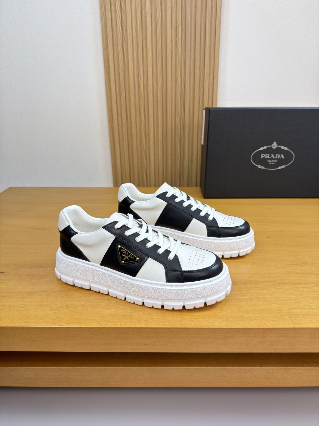 프라다(Prada) 나파 카프스킨 & 메탈 로고 스니커즈 신발