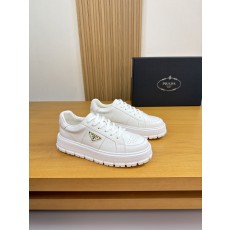 프라다(Prada) 나파 카프스킨 & 메탈 로고 스니커즈 신발