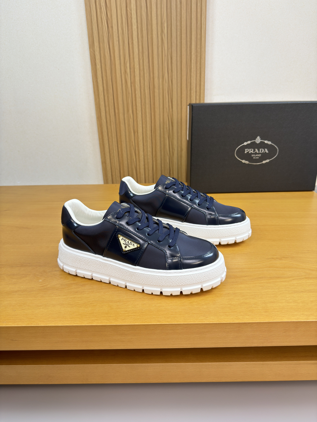 프라다(Prada) 폴리시드 카프스킨 & 실크 캔버스 스니커즈 신발