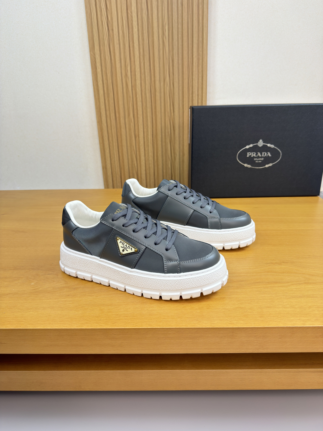 프라다(Prada) 폴리시드 카프스킨 & 실크 캔버스 스니커즈 신발