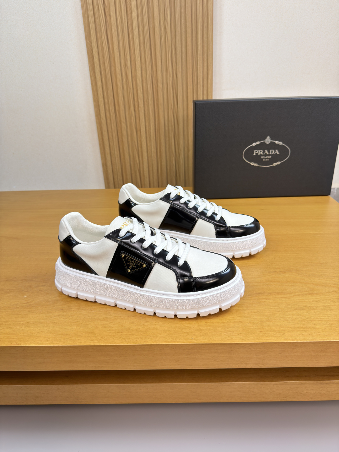 프라다(Prada) 폴리시드 카프스킨 & 실크 캔버스 스니커즈 신발