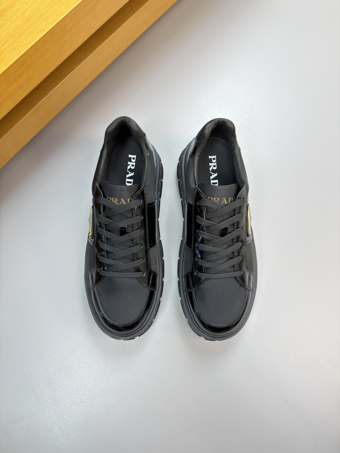 프라다(Prada) 폴리시드 카프스킨 & 실크 캔버스 스니커즈 신발