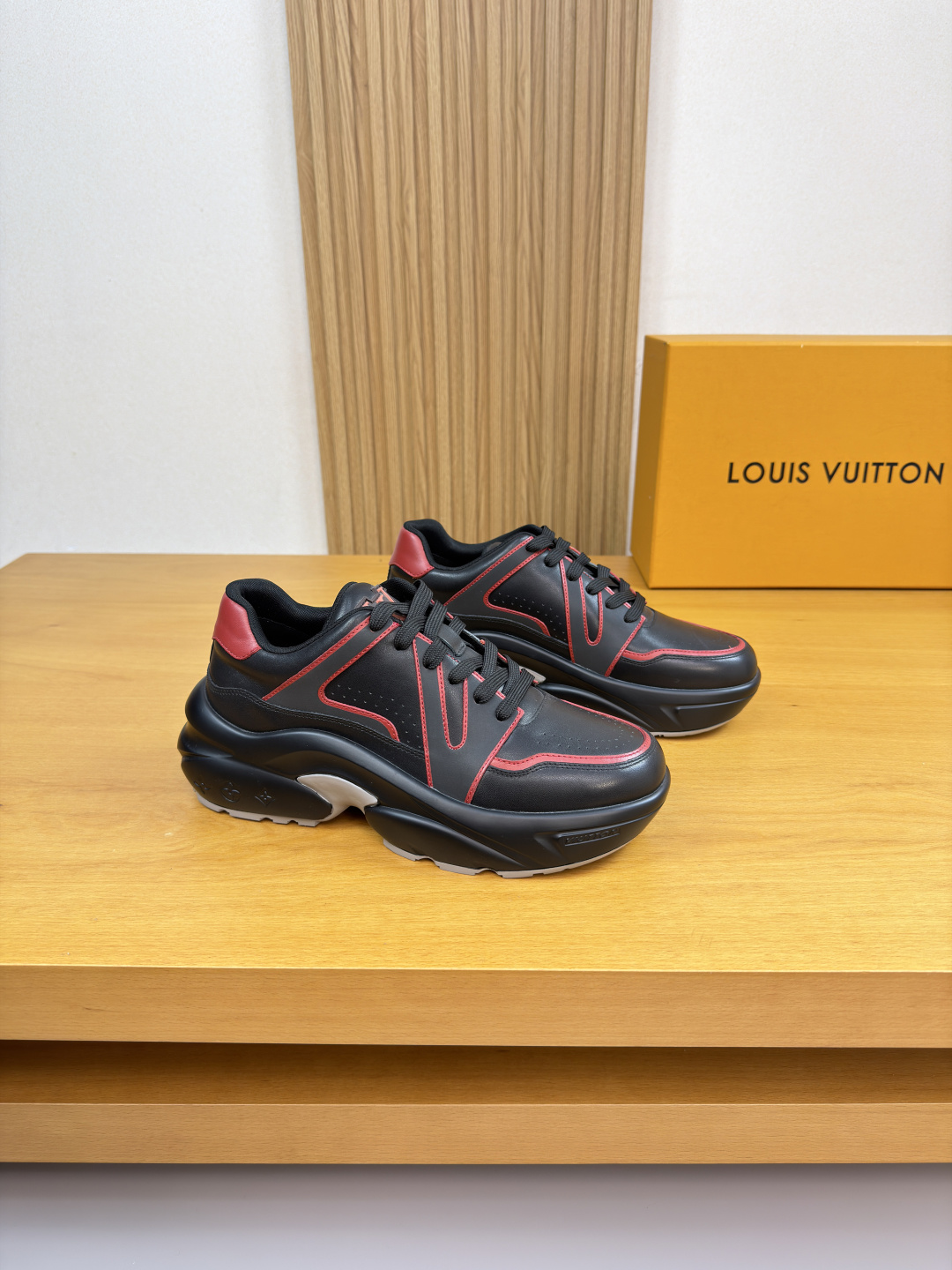 루이비통(LV) 나파 카프스킨 & 모노그램 모듈 스니커즈 신발