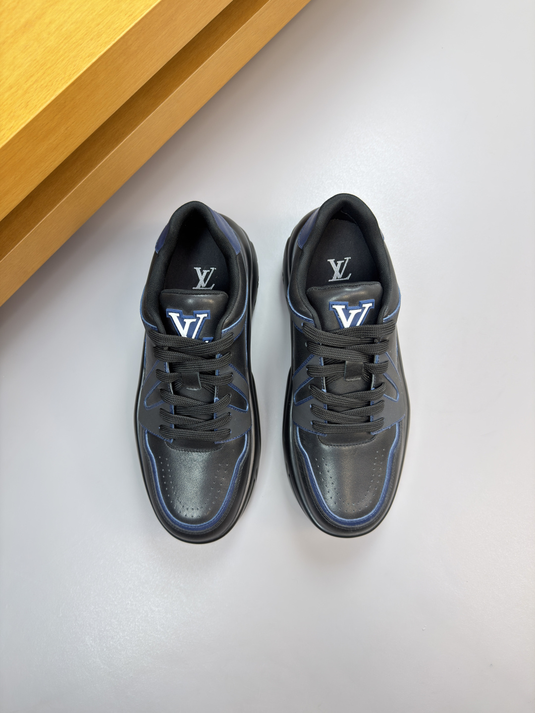 루이비통(LV) 나파 카프스킨 & 모노그램 모듈 스니커즈 신발