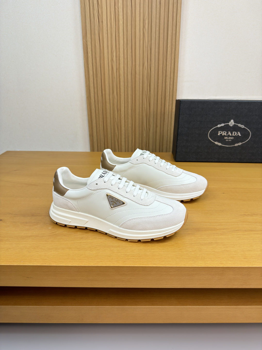 프라다(Prada) 나파 & 스웨이드 하이브리드 로고 스니커즈 신발