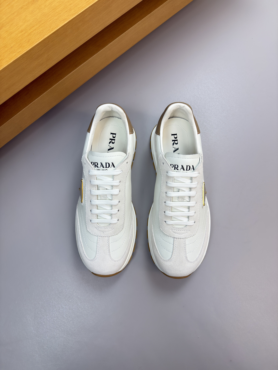 프라다(Prada) 나파 & 스웨이드 하이브리드 로고 스니커즈 신발