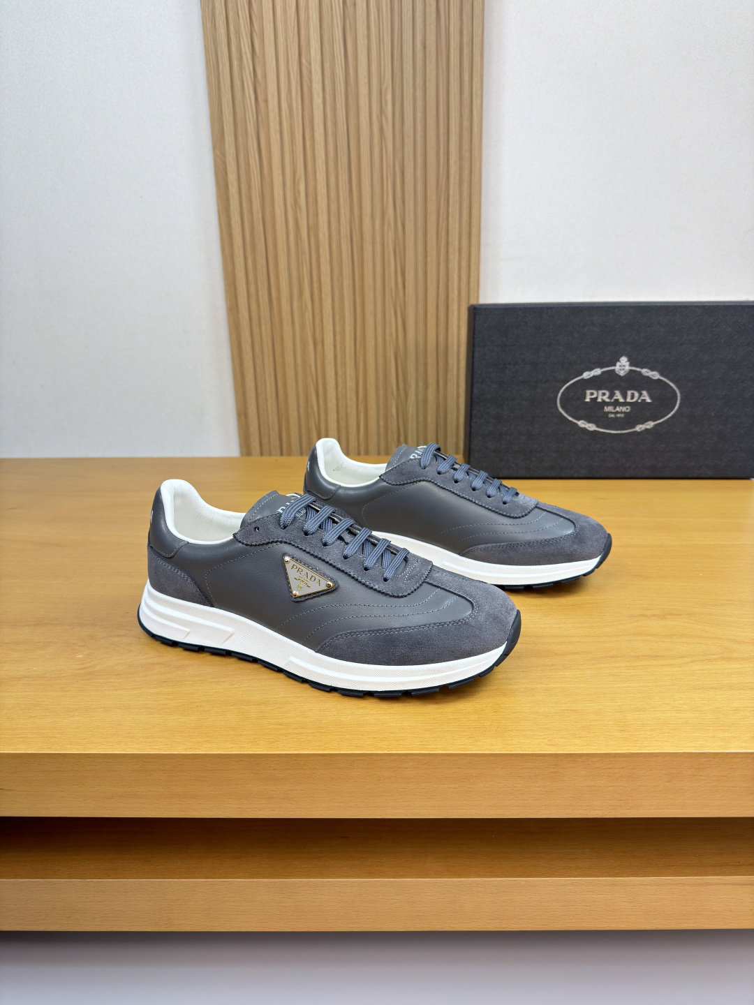 프라다(Prada) 나파 & 스웨이드 하이브리드 로고 스니커즈 신발