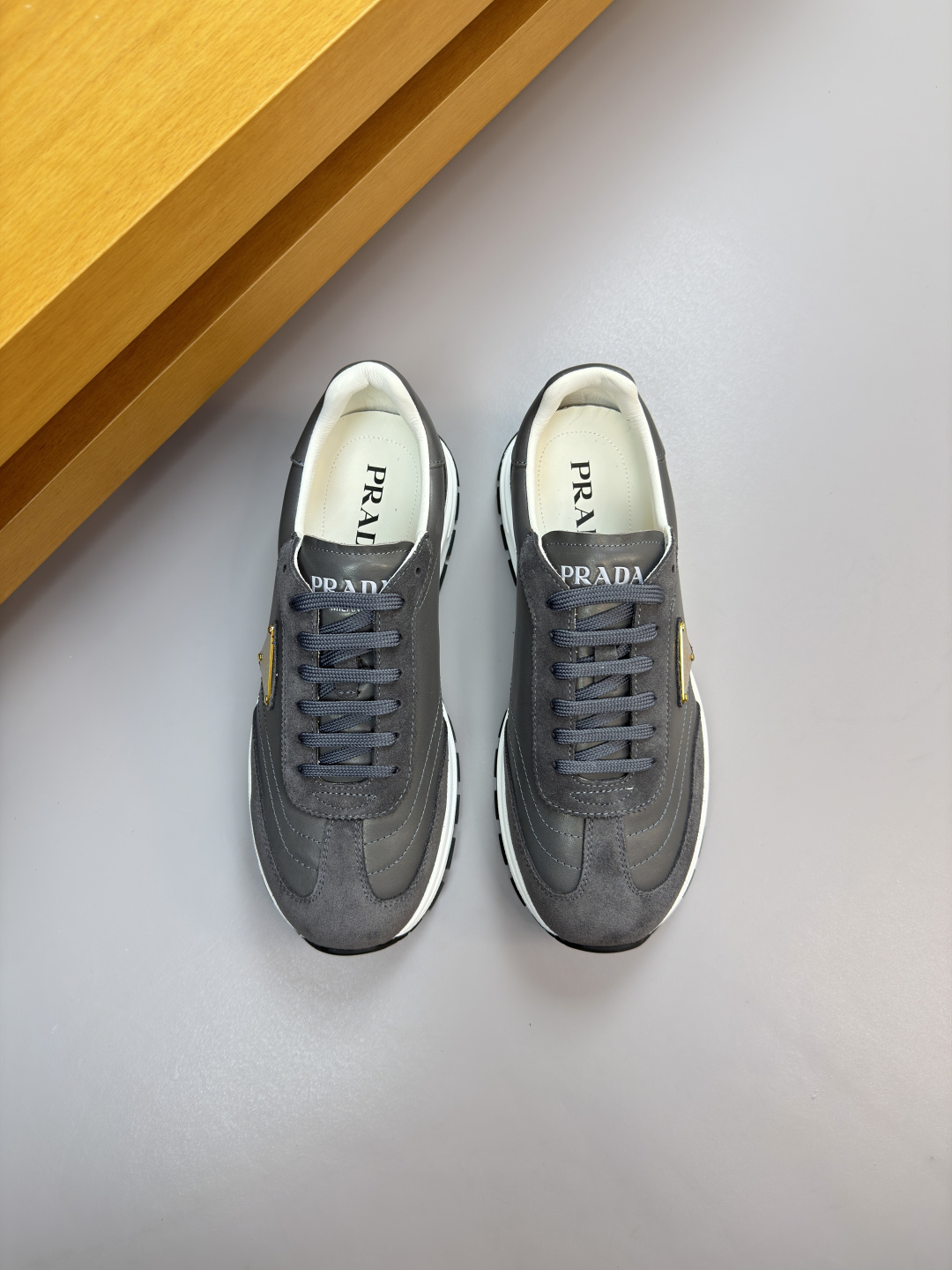 프라다(Prada) 나파 & 스웨이드 하이브리드 로고 스니커즈 신발