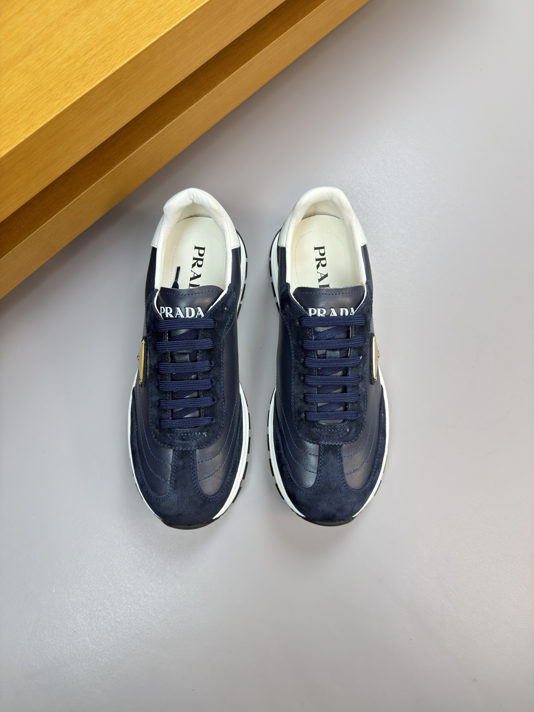 프라다(Prada) 나파 & 스웨이드 하이브리드 로고 스니커즈 신발