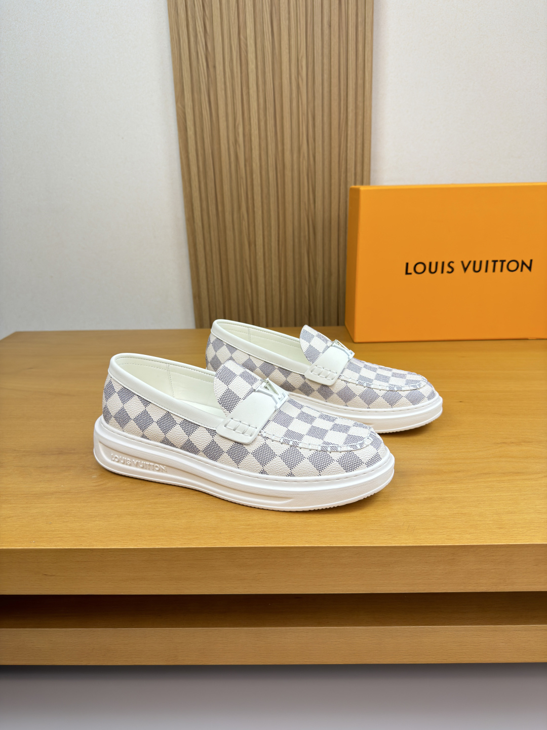 루이비통(LV) 나파 레더 & 모노그램 마크 스티치 스니커즈 신발