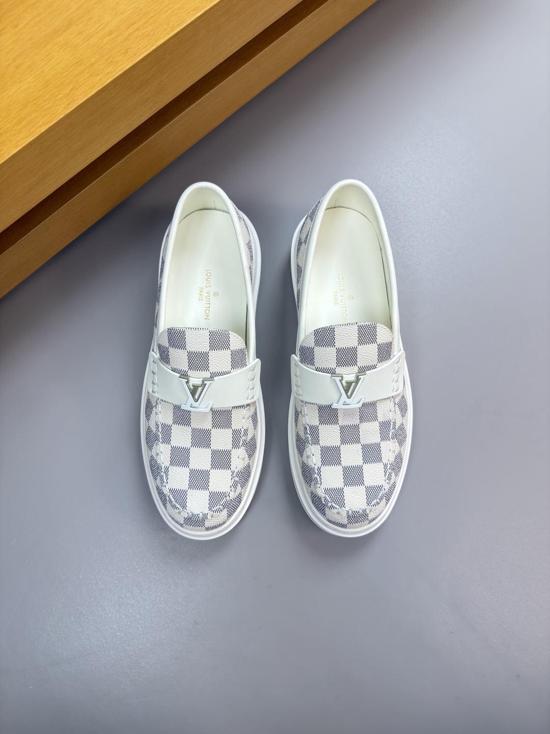 루이비통(LV) 나파 레더 & 모노그램 마크 스티치 스니커즈 신발