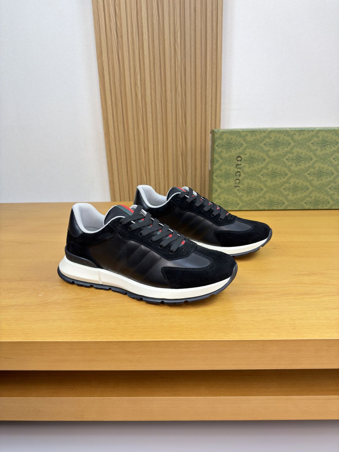 구찌(Gucci) 나파 & 스웨이드 웹 스니커즈 신발