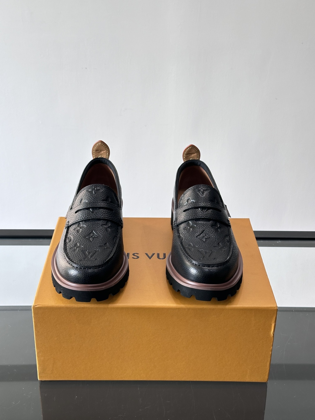 LV 루이비통 모먼츠(Moments) 스티치 포인트 레더 로퍼 구두 신발