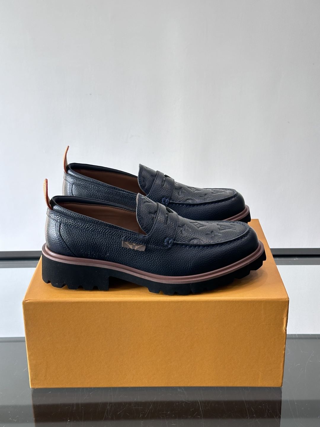 LV 루이비통 모먼츠(Moments) 스티치 포인트 레더 로퍼 구두 신발