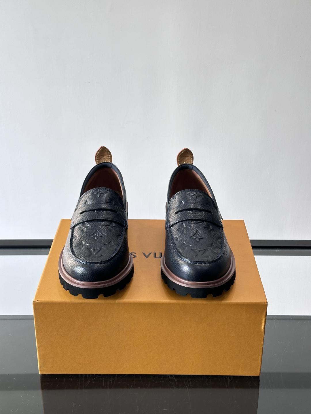 LV 루이비통 모먼츠(Moments) 스티치 포인트 레더 로퍼 구두 신발