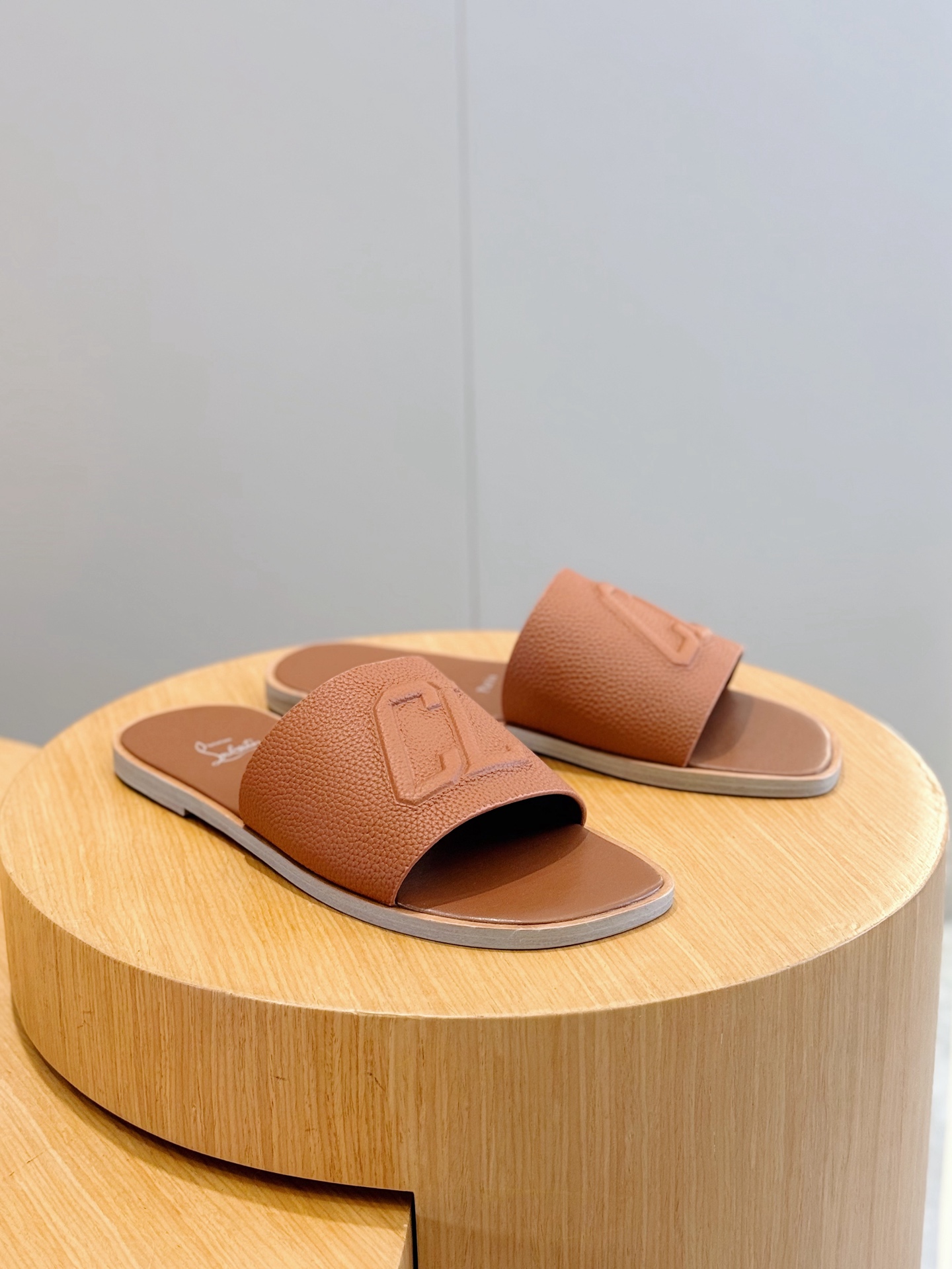 Christian Louboutin(CL) 크리스찬 루부탱 시그니처 레드 솔 레더 샌들 슬리퍼 신발