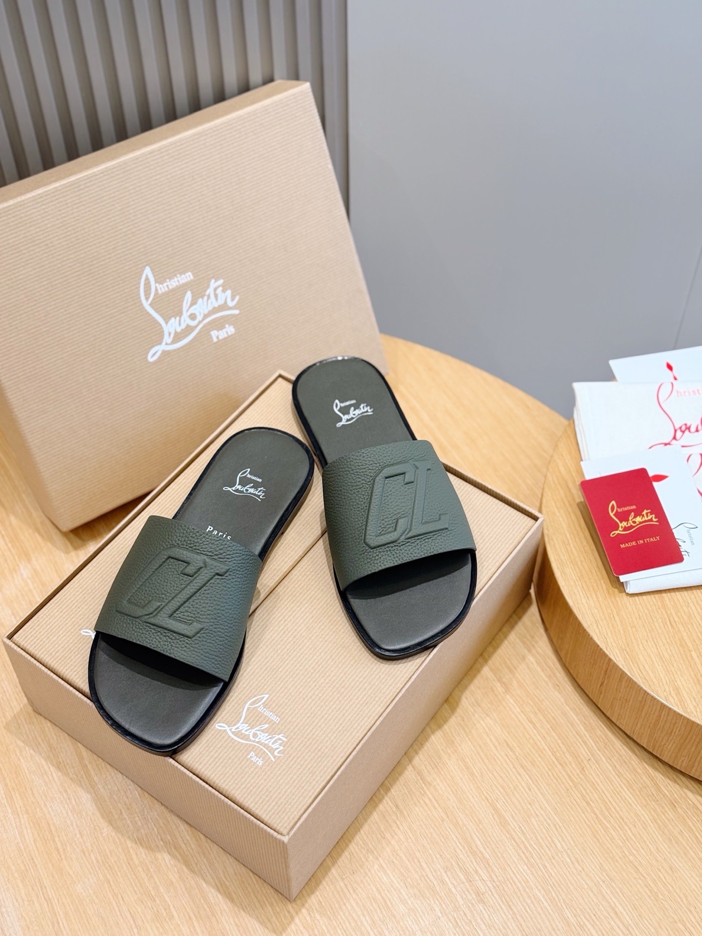 Christian Louboutin(CL) 크리스찬 루부탱 시그니처 레드 솔 레더 샌들 슬리퍼 신발