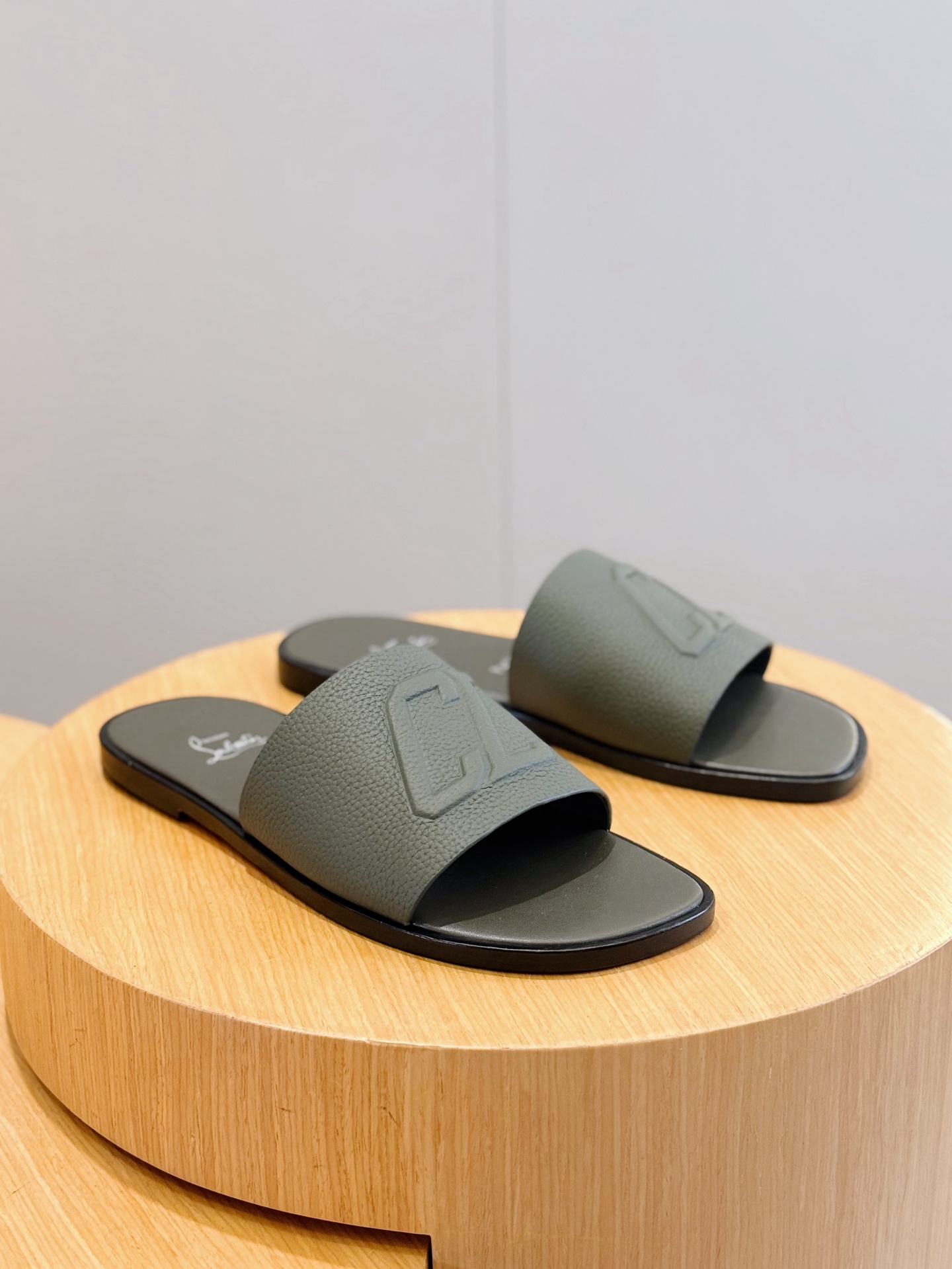 Christian Louboutin(CL) 크리스찬 루부탱 시그니처 레드 솔 레더 샌들 슬리퍼 신발