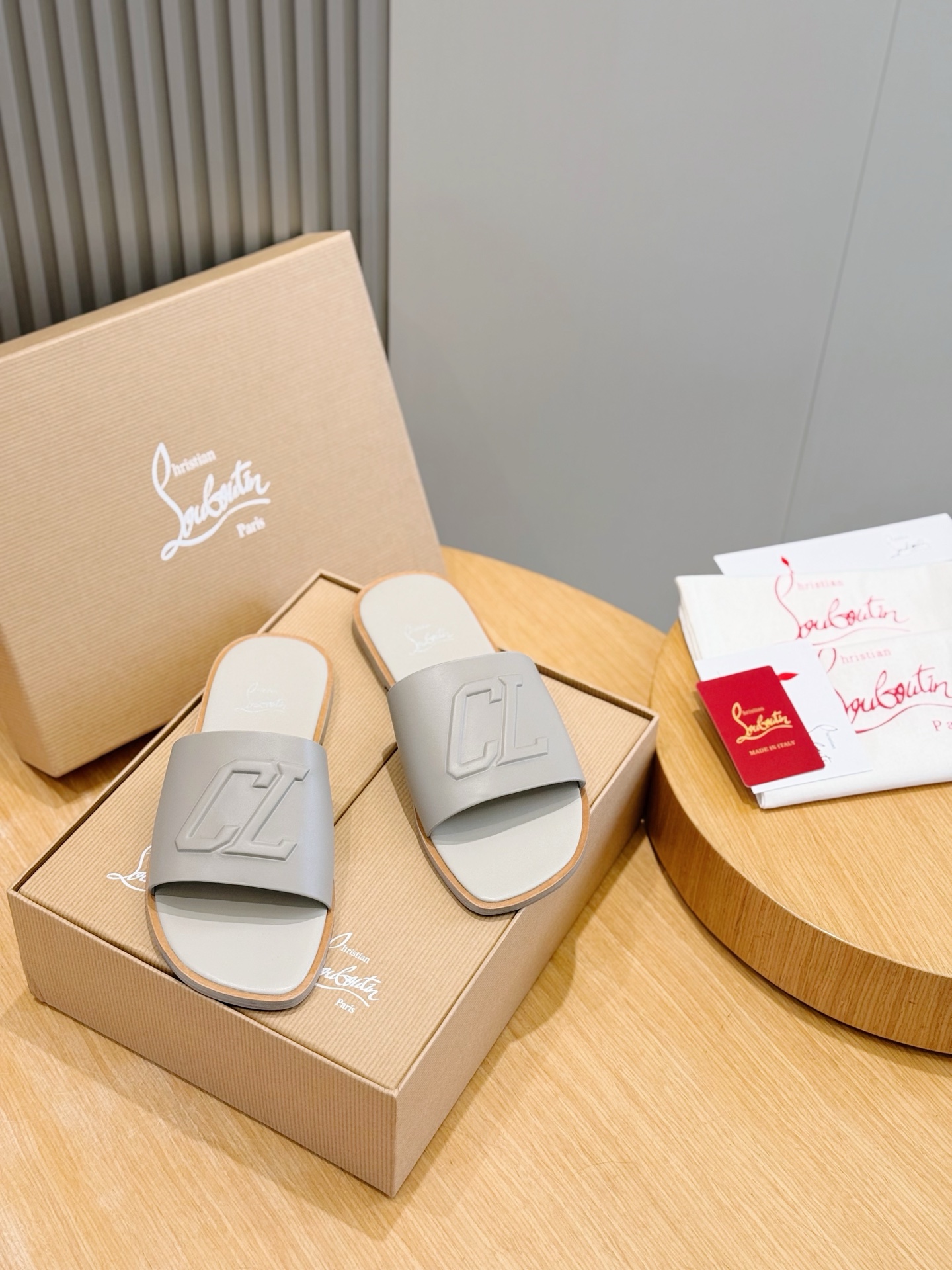 Christian Louboutin(CL) 크리스찬 루부탱 시그니처 레드 솔 레더 샌들 슬리퍼 신발