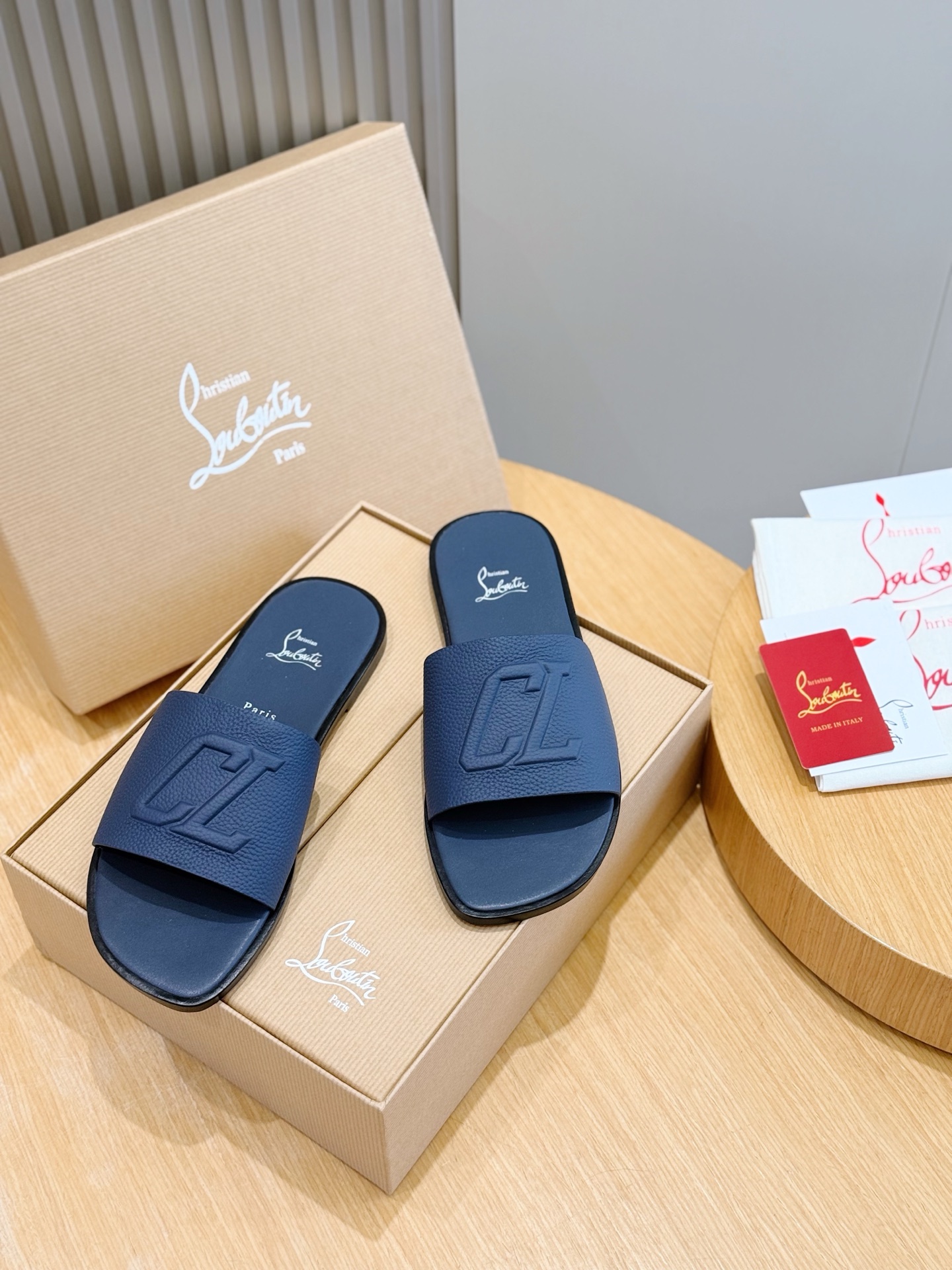 Christian Louboutin(CL) 크리스찬 루부탱 시그니처 레드 솔 레더 샌들 슬리퍼 신발