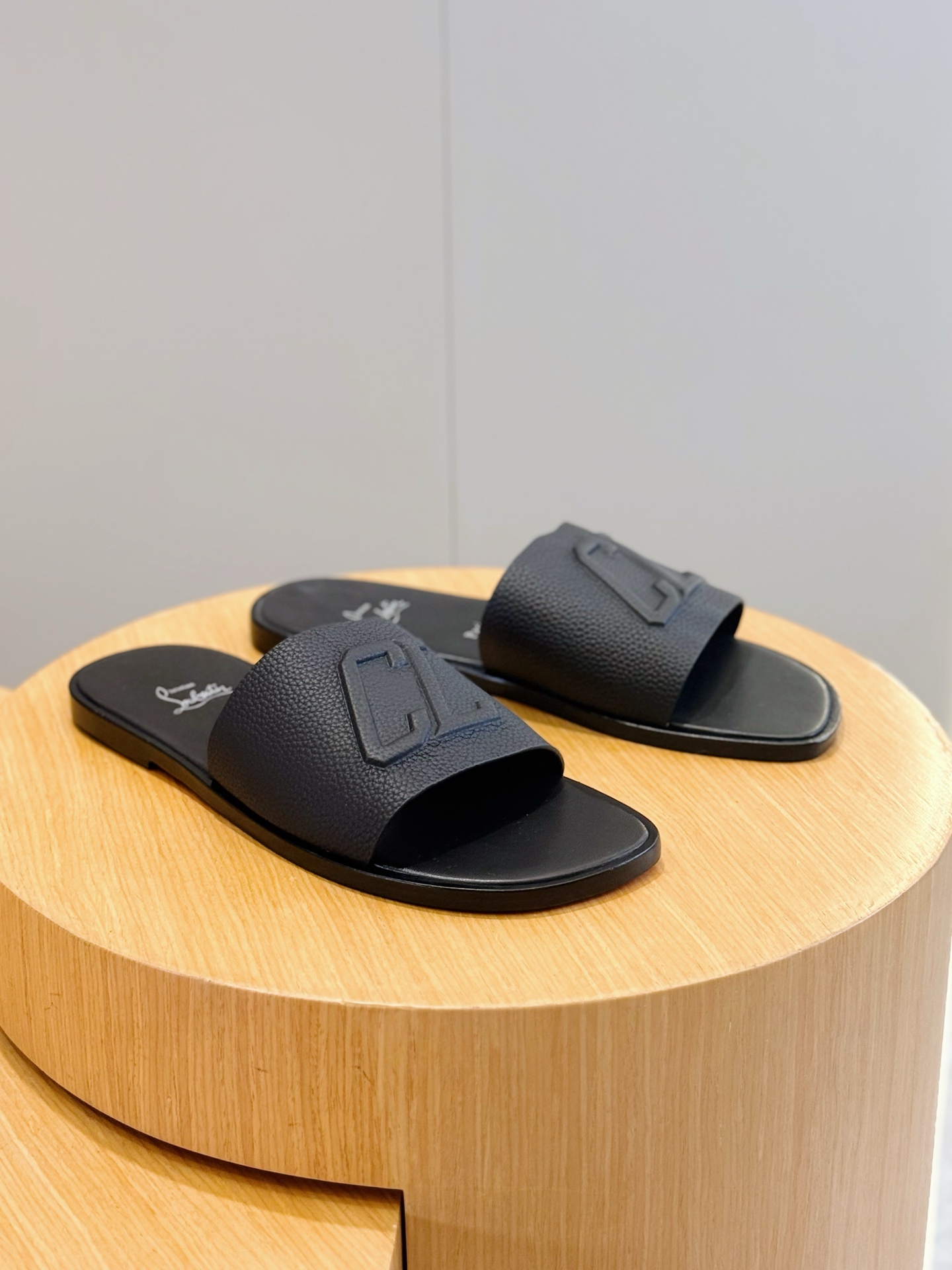 Christian Louboutin(CL) 크리스찬 루부탱 시그니처 레드 솔 레더 샌들 슬리퍼 신발