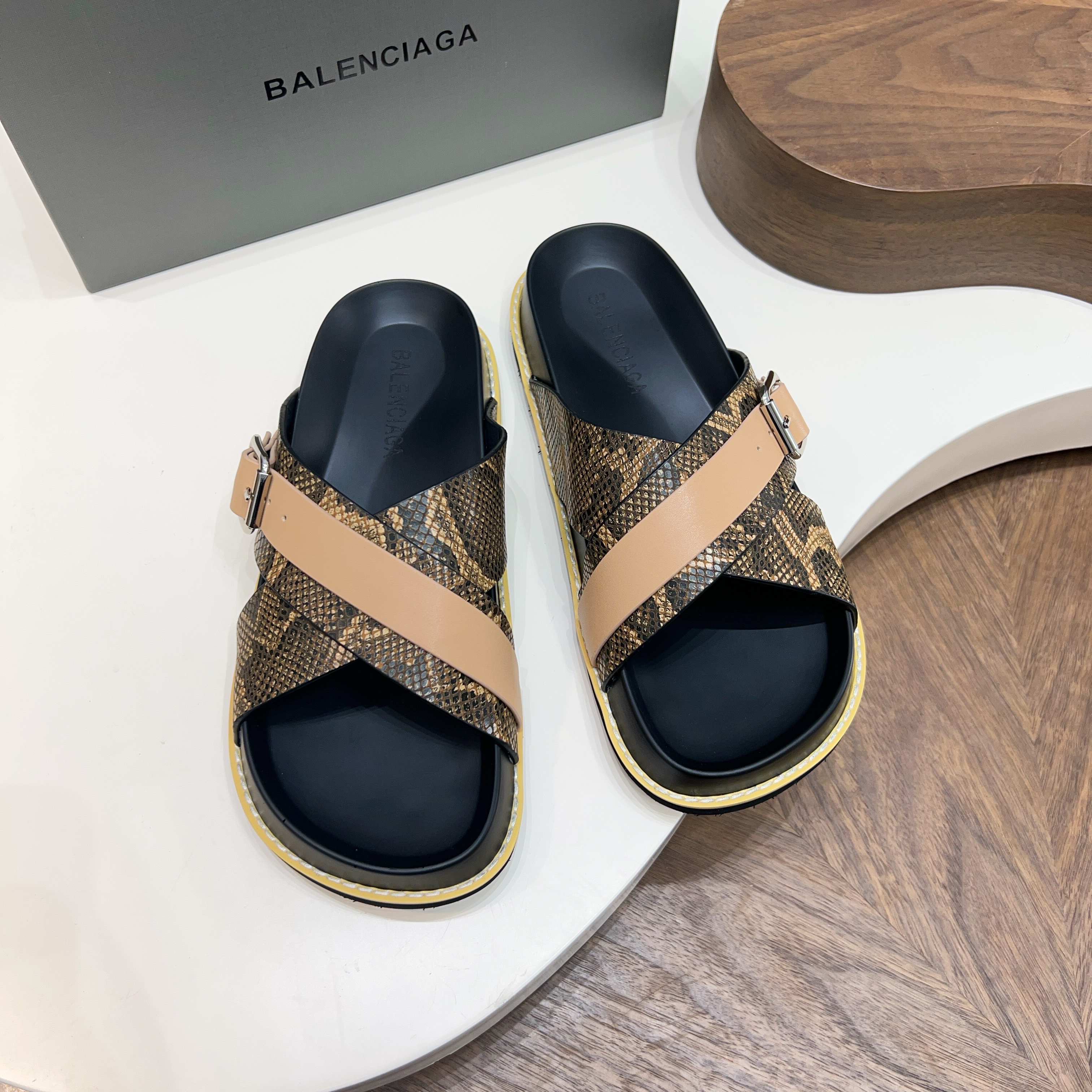 발렌시아가(Balenciaga) 빈티지 스네이크 패턴 버클 샌들 신발