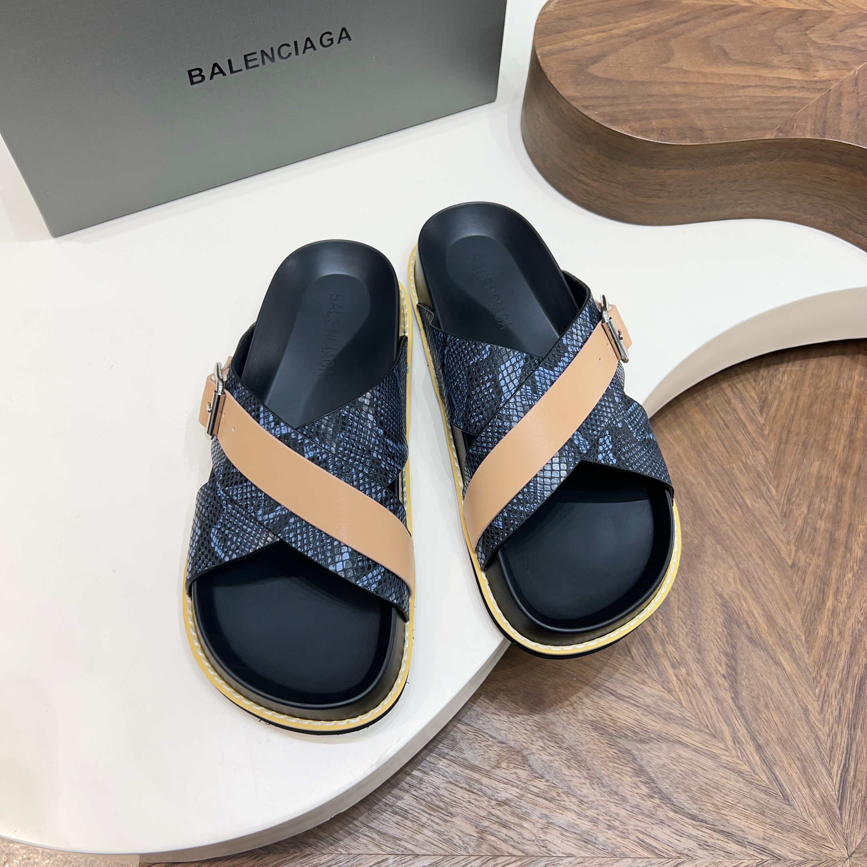 발렌시아가(Balenciaga) 빈티지 스네이크 패턴 버클 샌들 신발