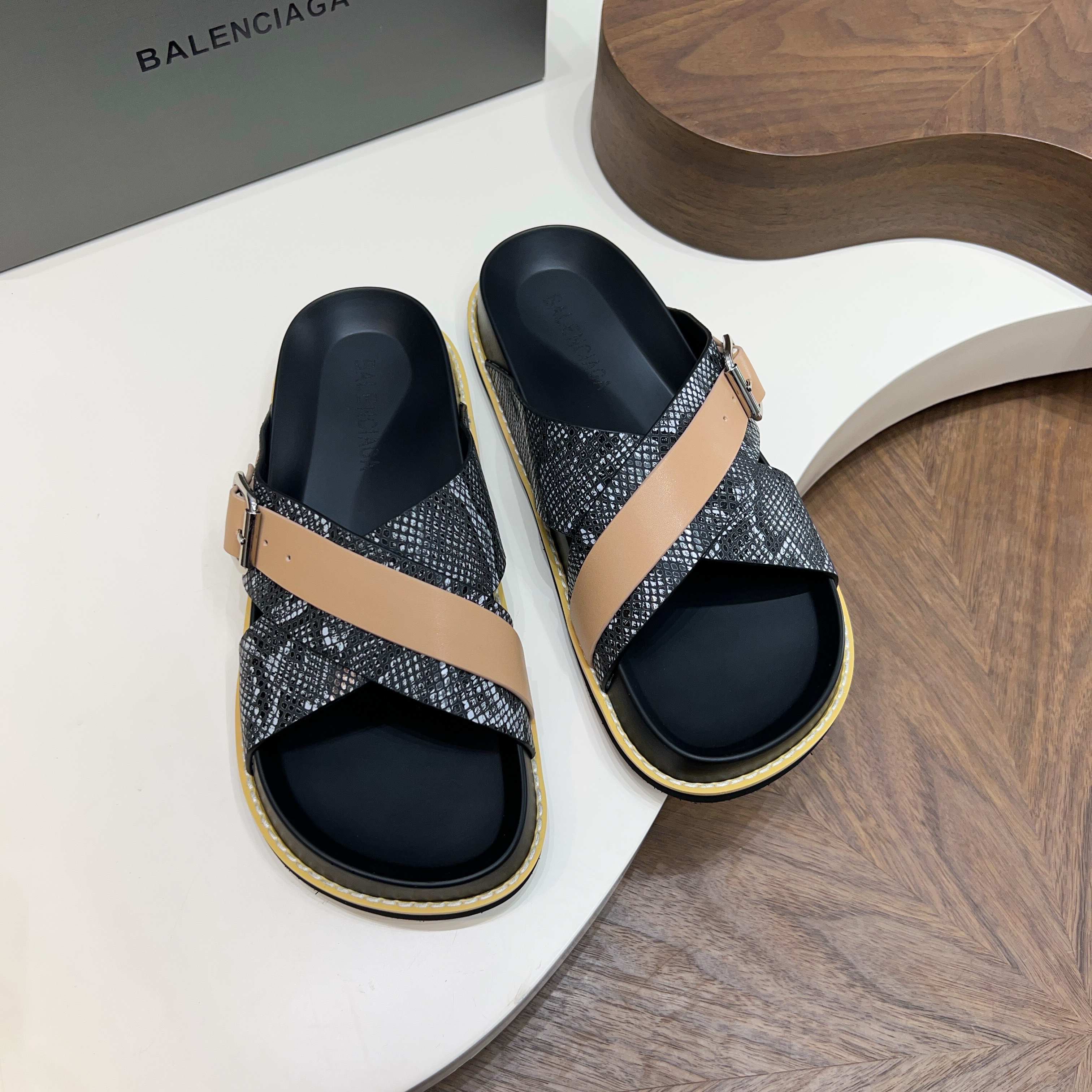발렌시아가(Balenciaga) 빈티지 스네이크 패턴 버클 샌들 신발