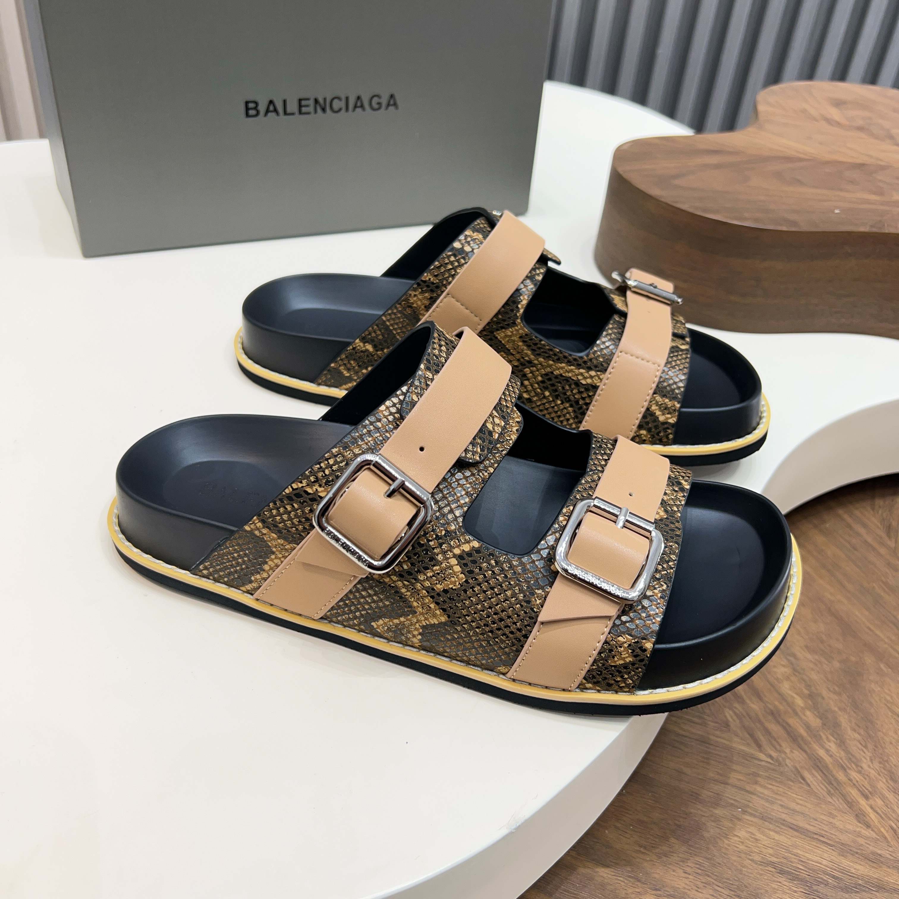 발렌시아가(Balenciaga) 빈티지 스네이크 패턴 버클 샌들 신발