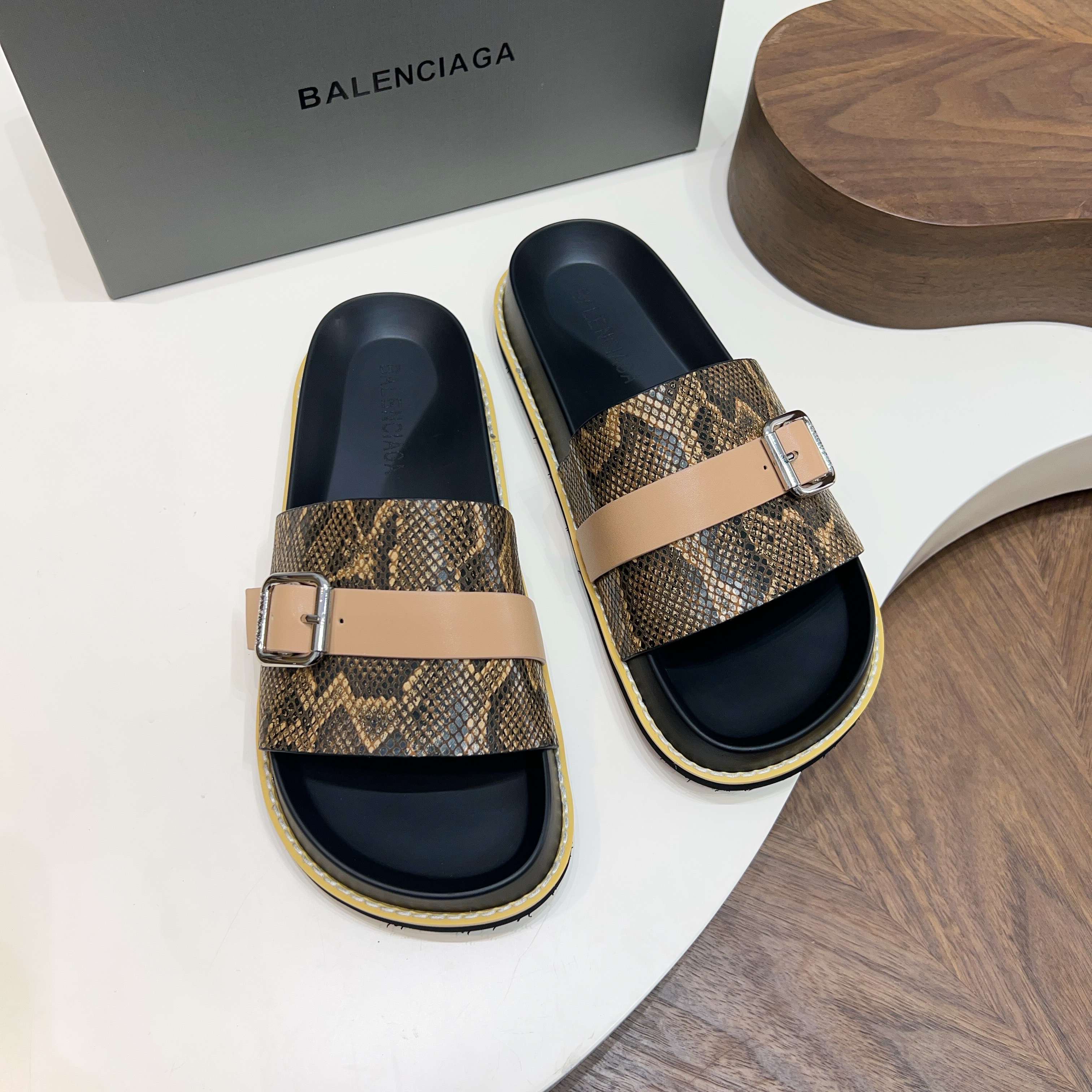 발렌시아가(Balenciaga) 빈티지 스네이크 패턴 버클 슬리퍼 샌들 신발