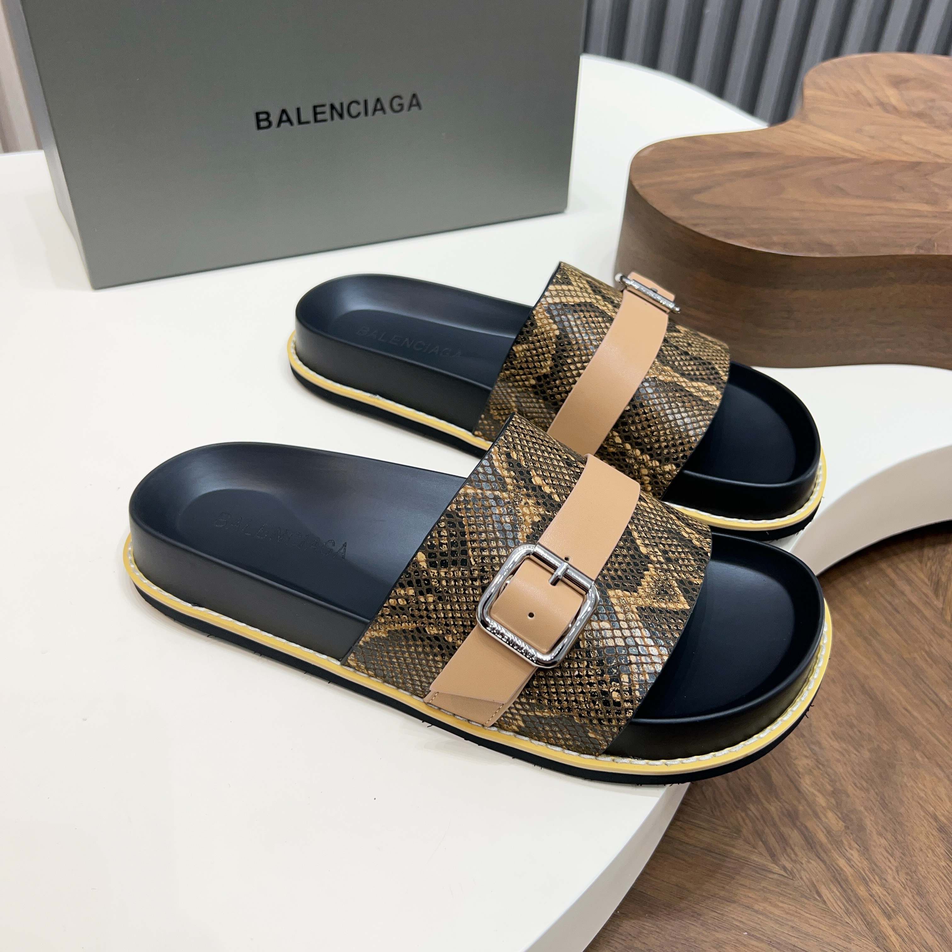 발렌시아가(Balenciaga) 빈티지 스네이크 패턴 버클 슬리퍼 샌들 신발