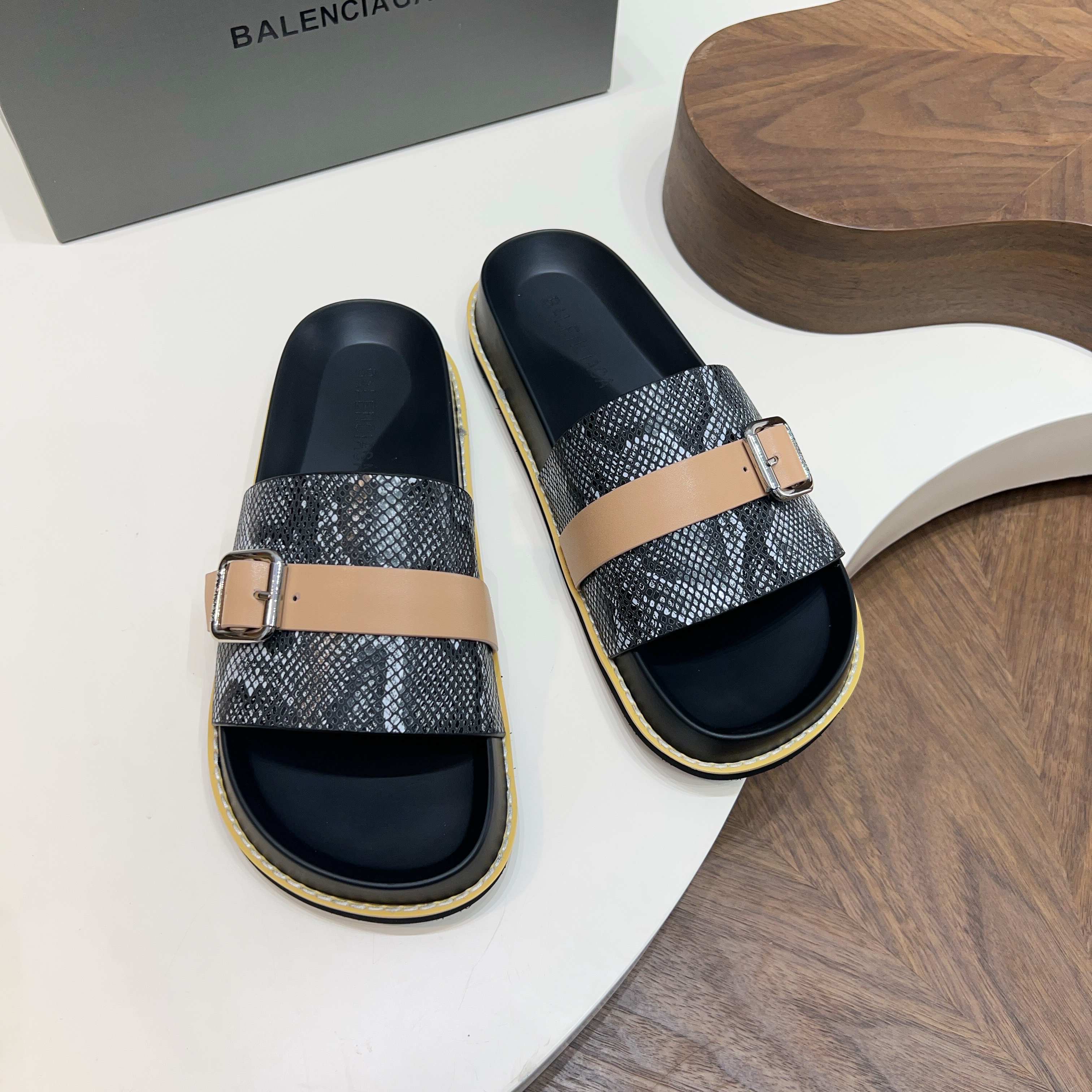 발렌시아가(Balenciaga) 빈티지 스네이크 패턴 버클 슬리퍼 샌들 신발