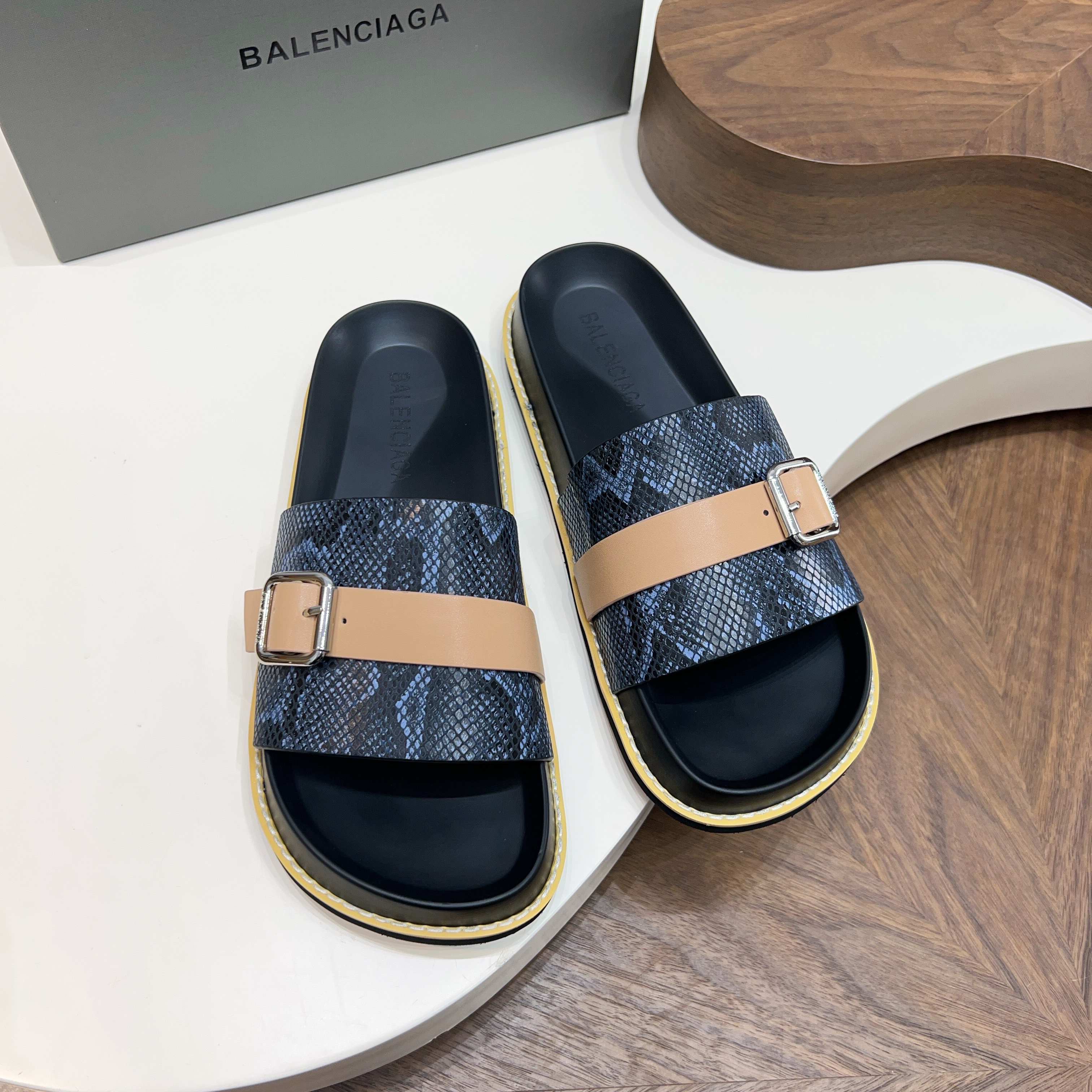 발렌시아가(Balenciaga) 빈티지 스네이크 패턴 버클 슬리퍼 샌들 신발
