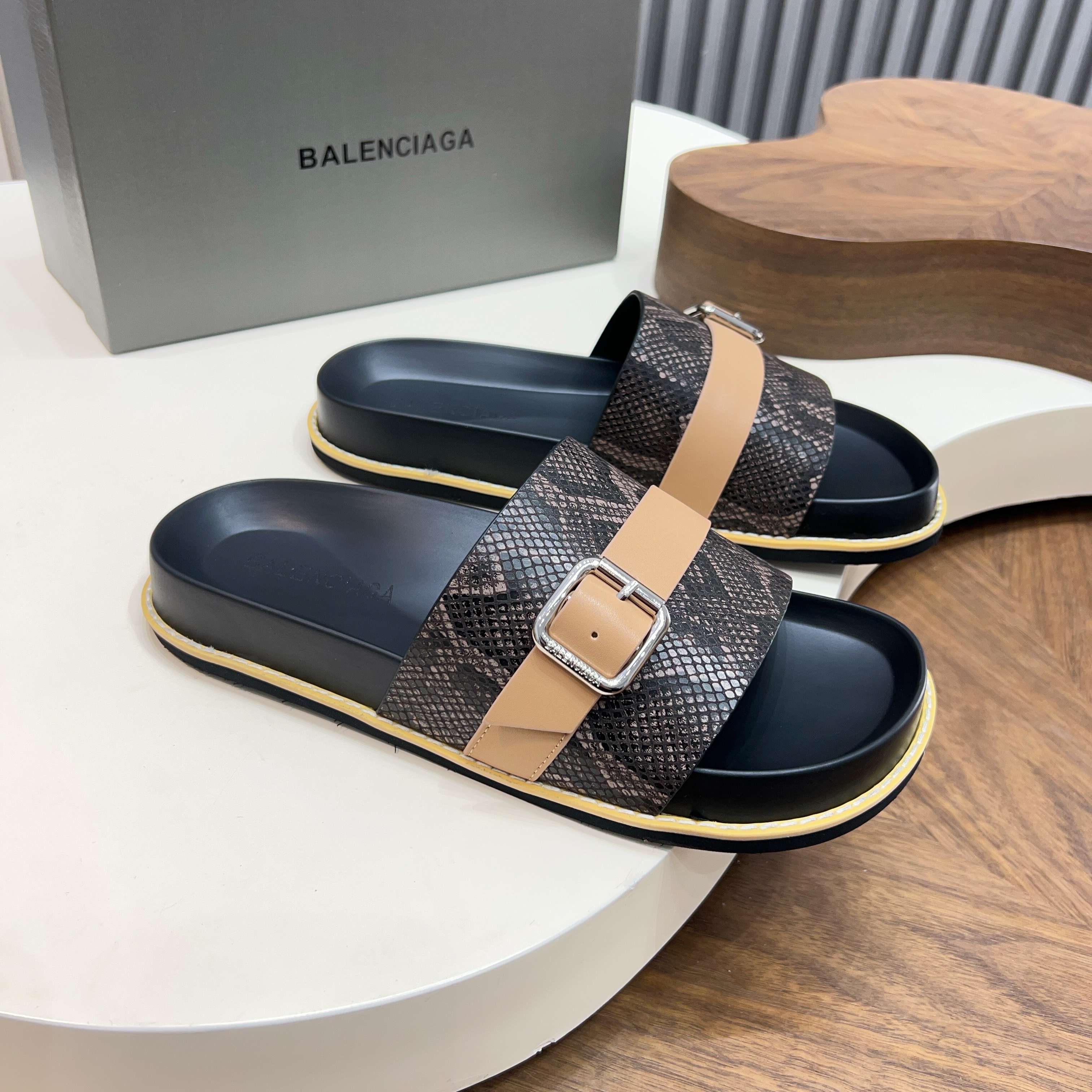 발렌시아가(Balenciaga) 빈티지 스네이크 패턴 버클 슬리퍼 샌들 신발