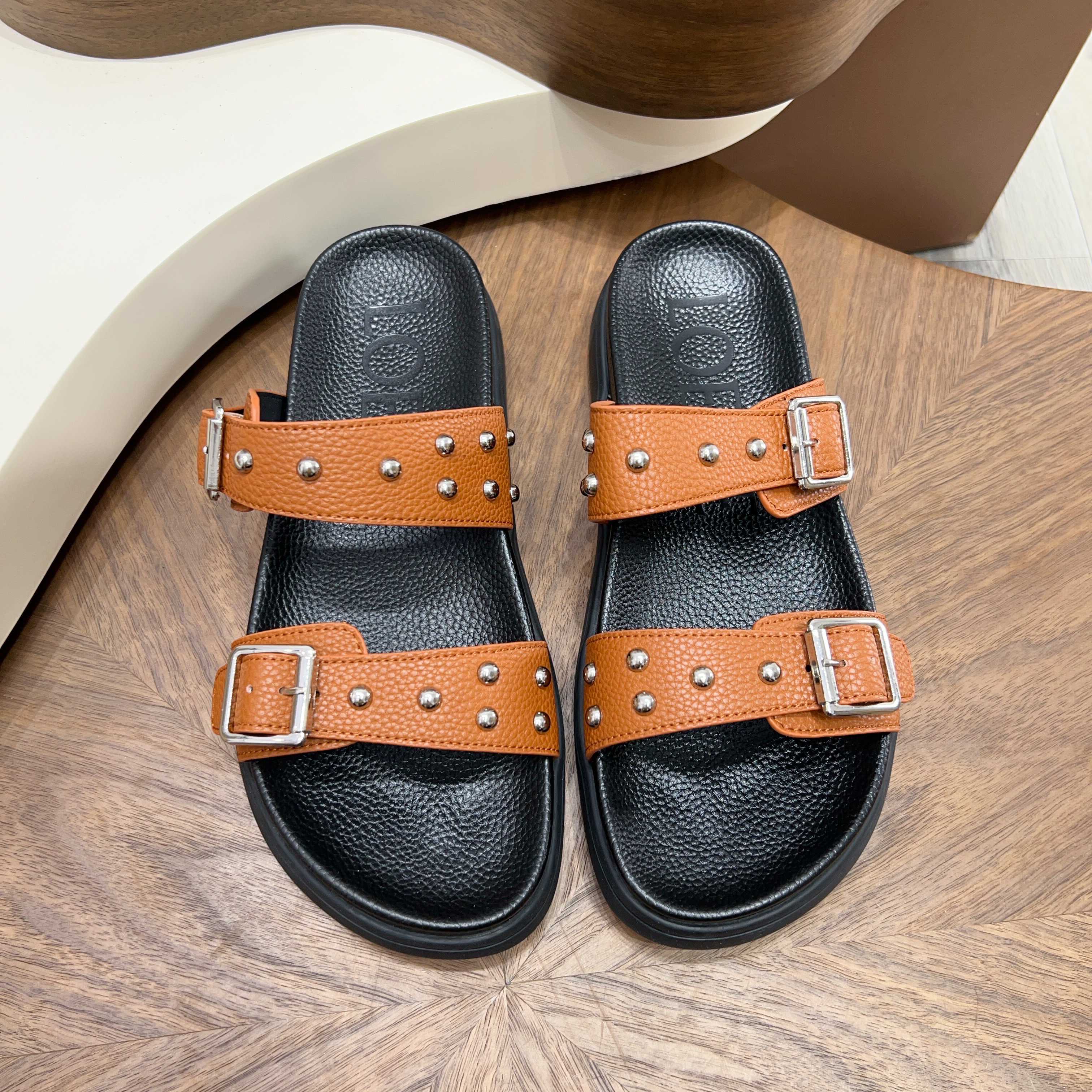 로에베(Loewe) 메탈 징 포인트 더블 스트랩 샌들 슬리퍼 신발